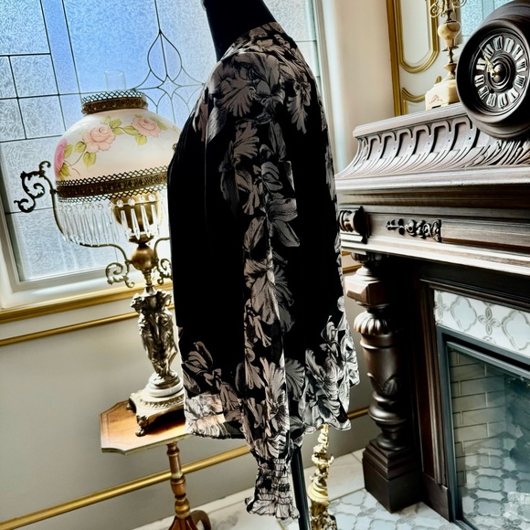 WHBM blouse in size small. - Picture 3 of 5